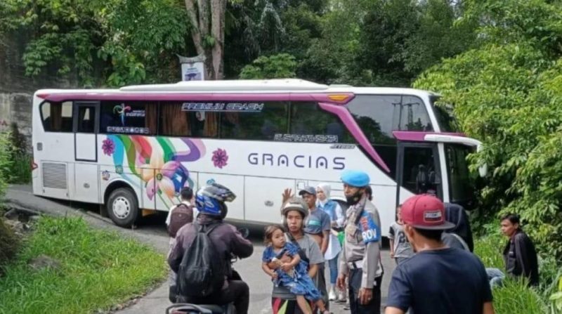 Akibat Ukuran, Mobil Wisata Gracias Tersangkut Di Kelok 44