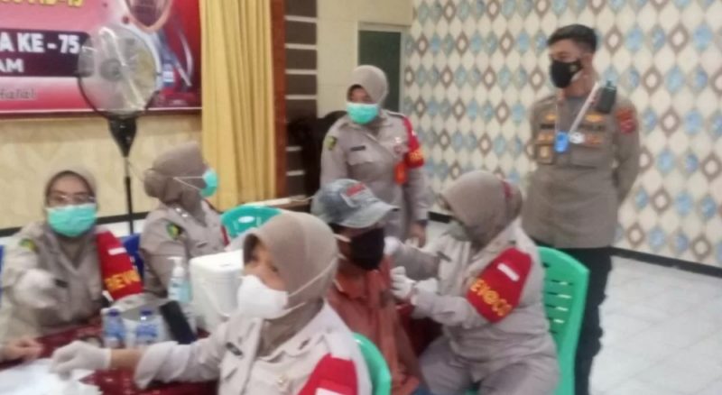 Peringati hari bhayangkara, polres agam gelar vaksinasi massal